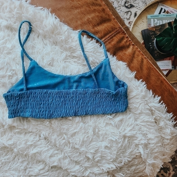 𝅺3/$20 Blue Shirred Bikini Top Size Small - Picture 2 of 3